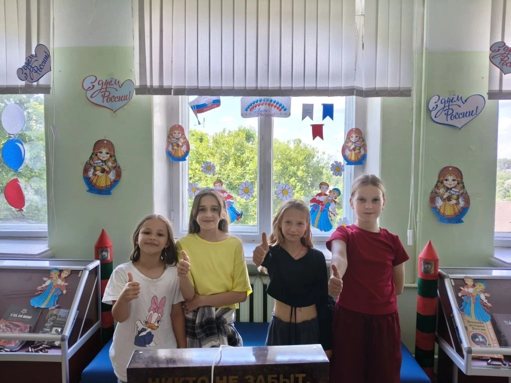 Праздничное преображение завершено! Дети в нашем школьном лагере с большим энтузиазмом украсили окна