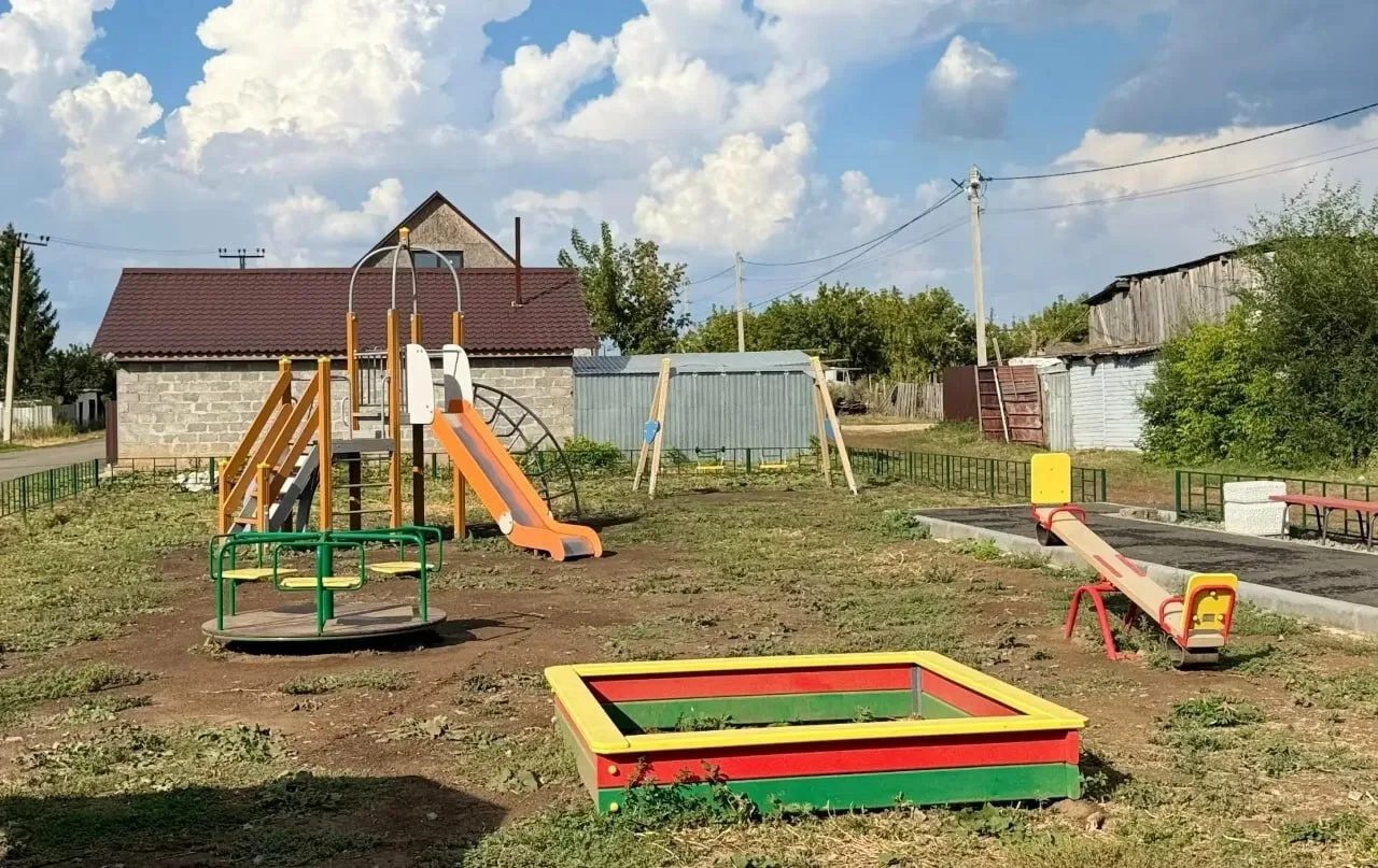 В селе Пруды прошло выездное совещание по вопросам благоустройства и уличного освещения.