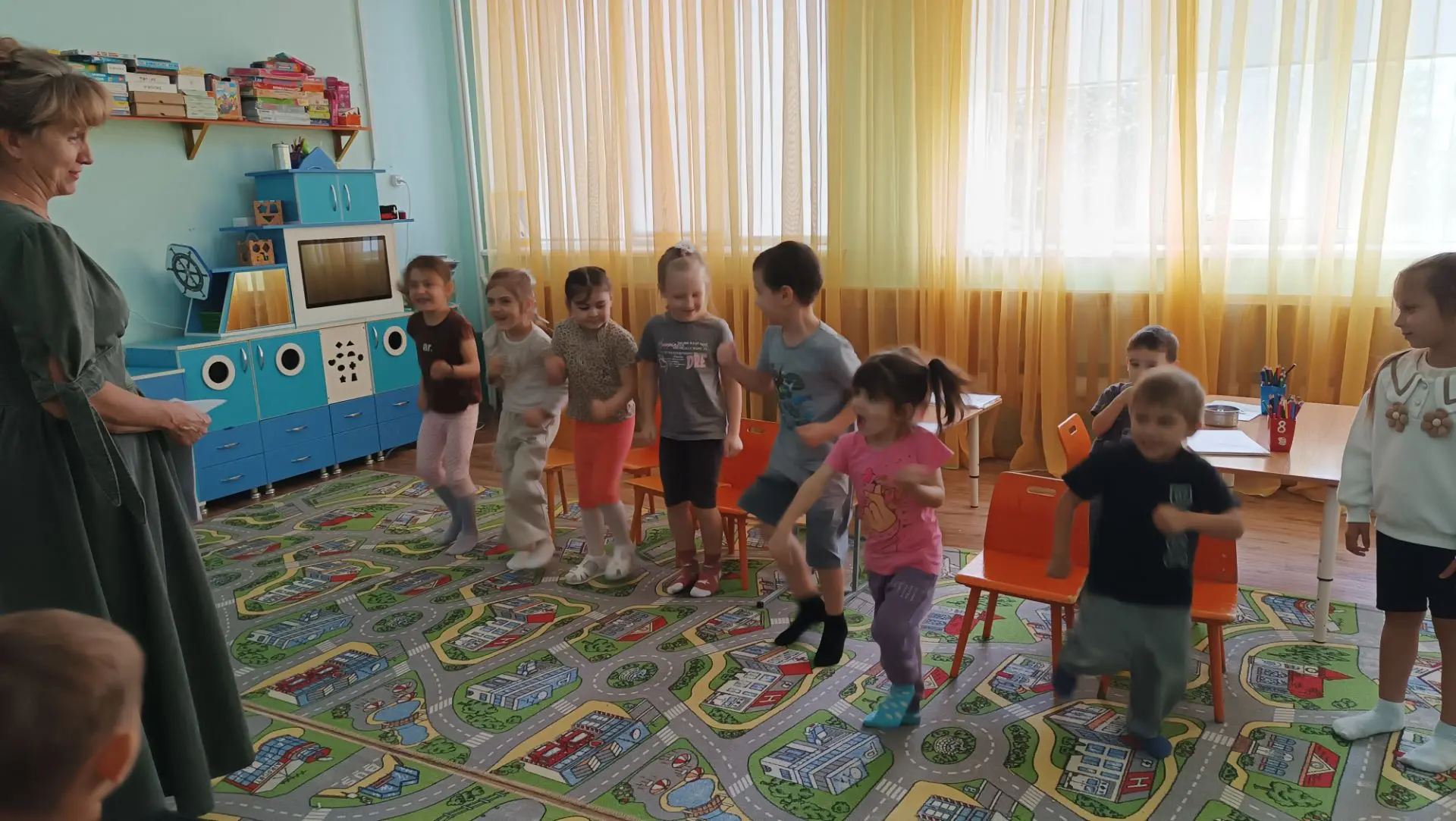 В последний день сентября ребята из детского сада «Сказка» вместе со специалистом Кормо...
