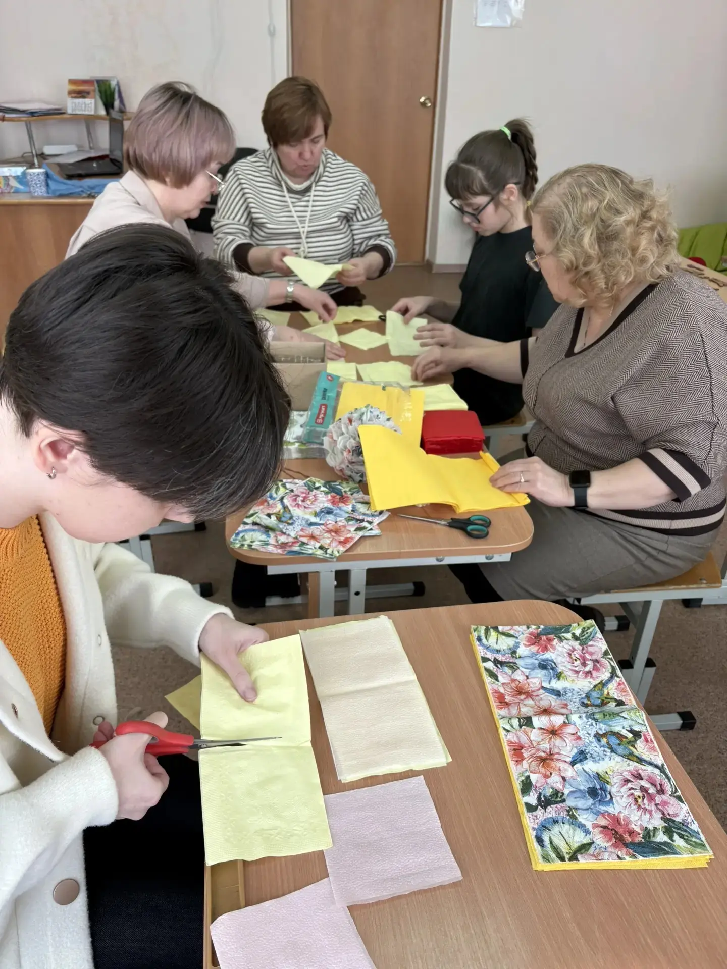 А у нас в школе учиться не только дети