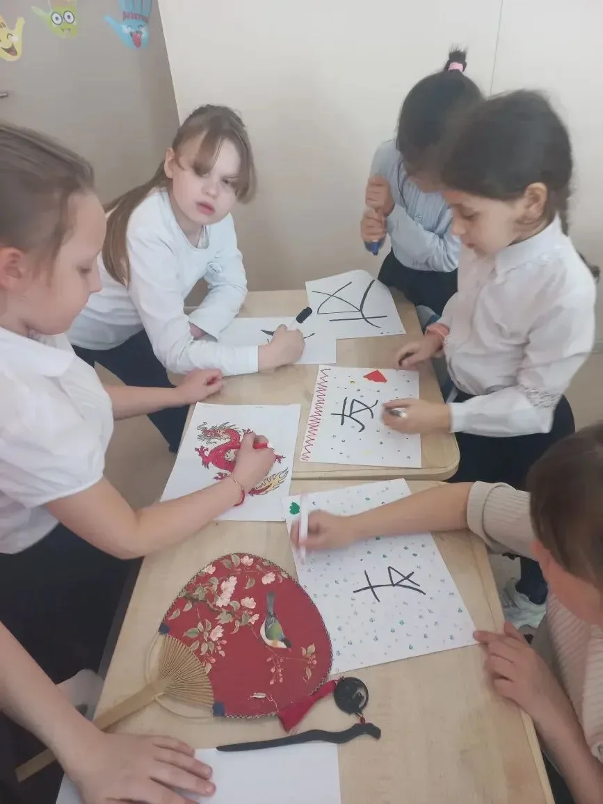 🌺🇨🇳 В рамках проекта «Орлята России» в треке «Орлёнок-мастер» в нашей школе прошли занятия, посвящён