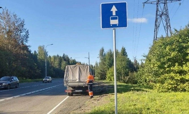 На Лососинском шоссе перед пересечением с Лесным проспектом введена выделенная полоса д...