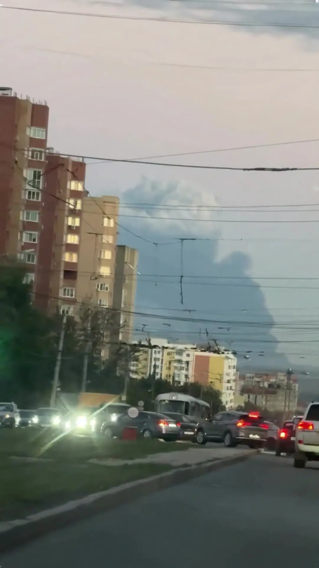 В Самаре жители заметили вдалеке дым неизвестного происхождения. По их словам, задымлен...