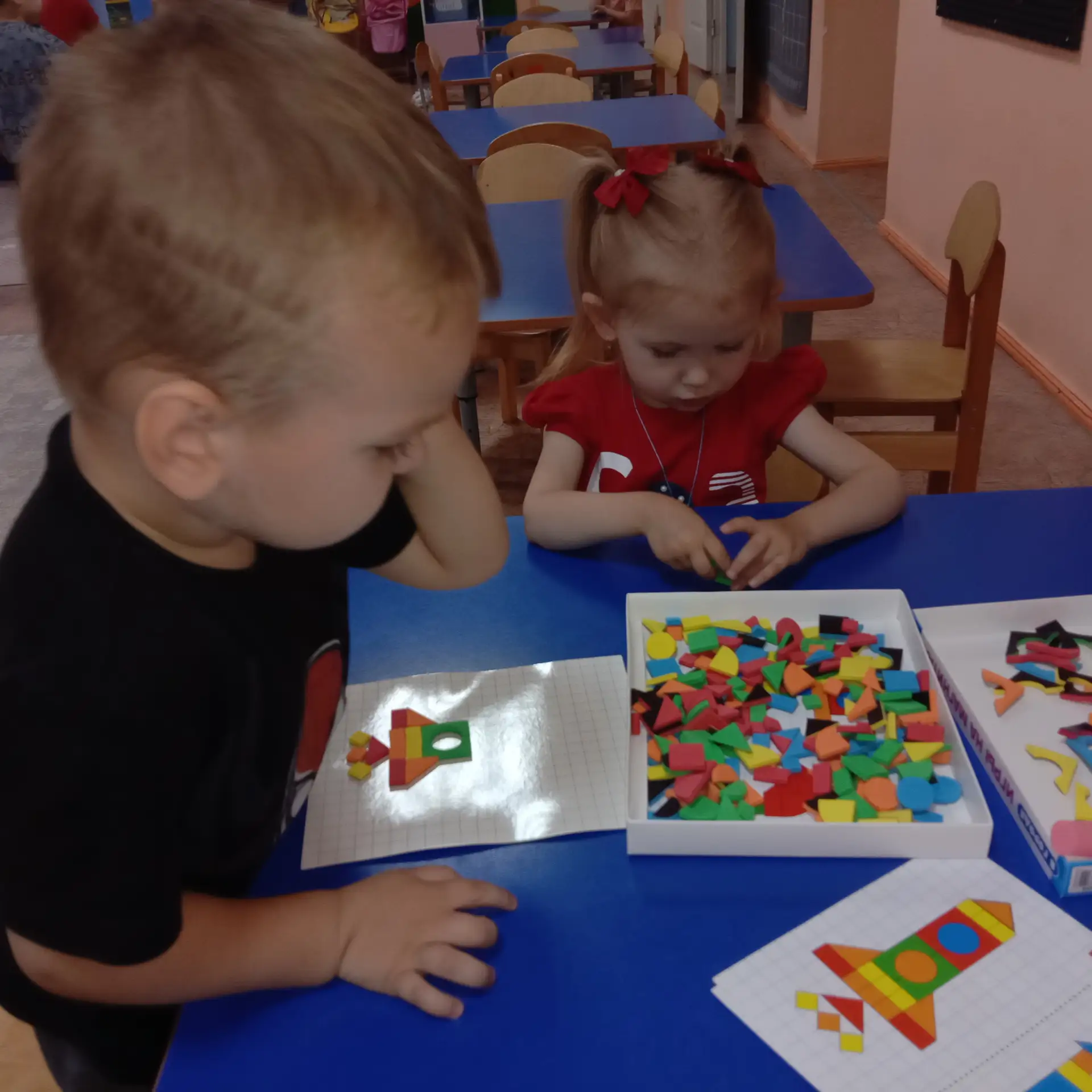 Одной из самых полезных игр для детей, помогающих развивать ребёнка сразу по нескольким направлениям