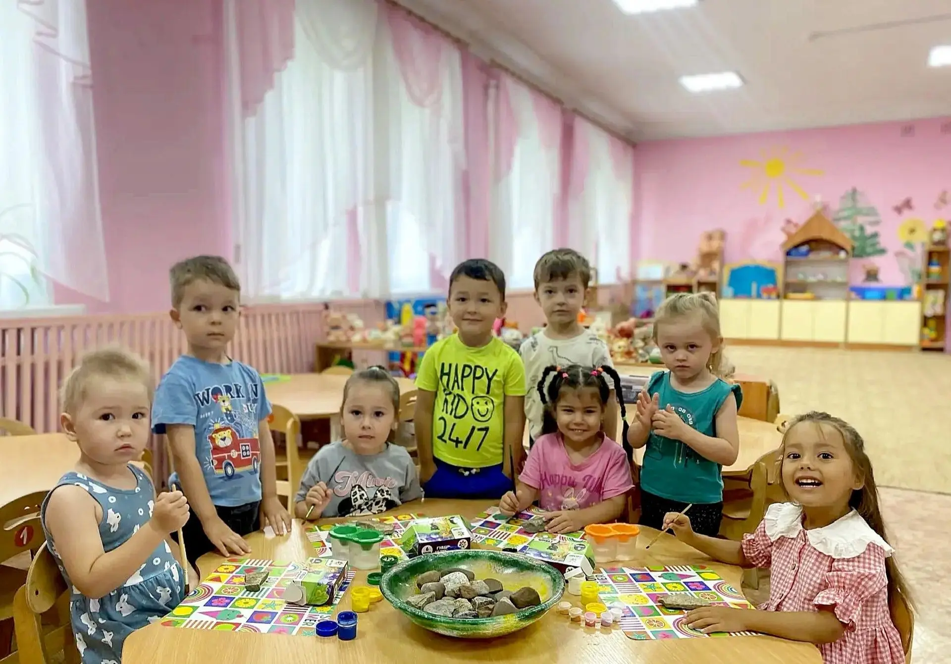 🎨 В детском саду № 8 прошел яркий День раскрашивания камушков!
