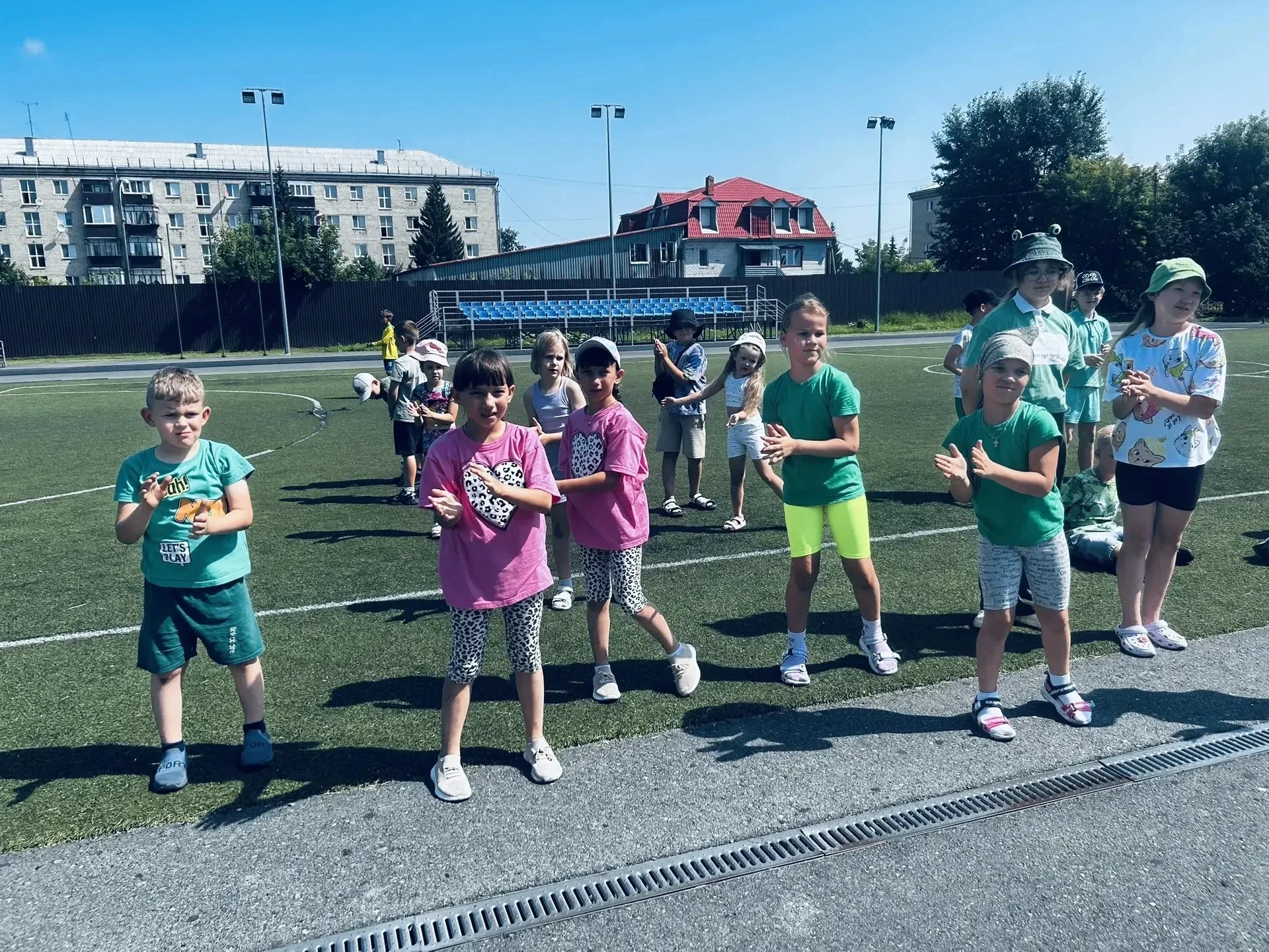 💚 День в зеленом цвете и сердца, полные любви к России!
В лагере дневного пребывания «Созвездие еди