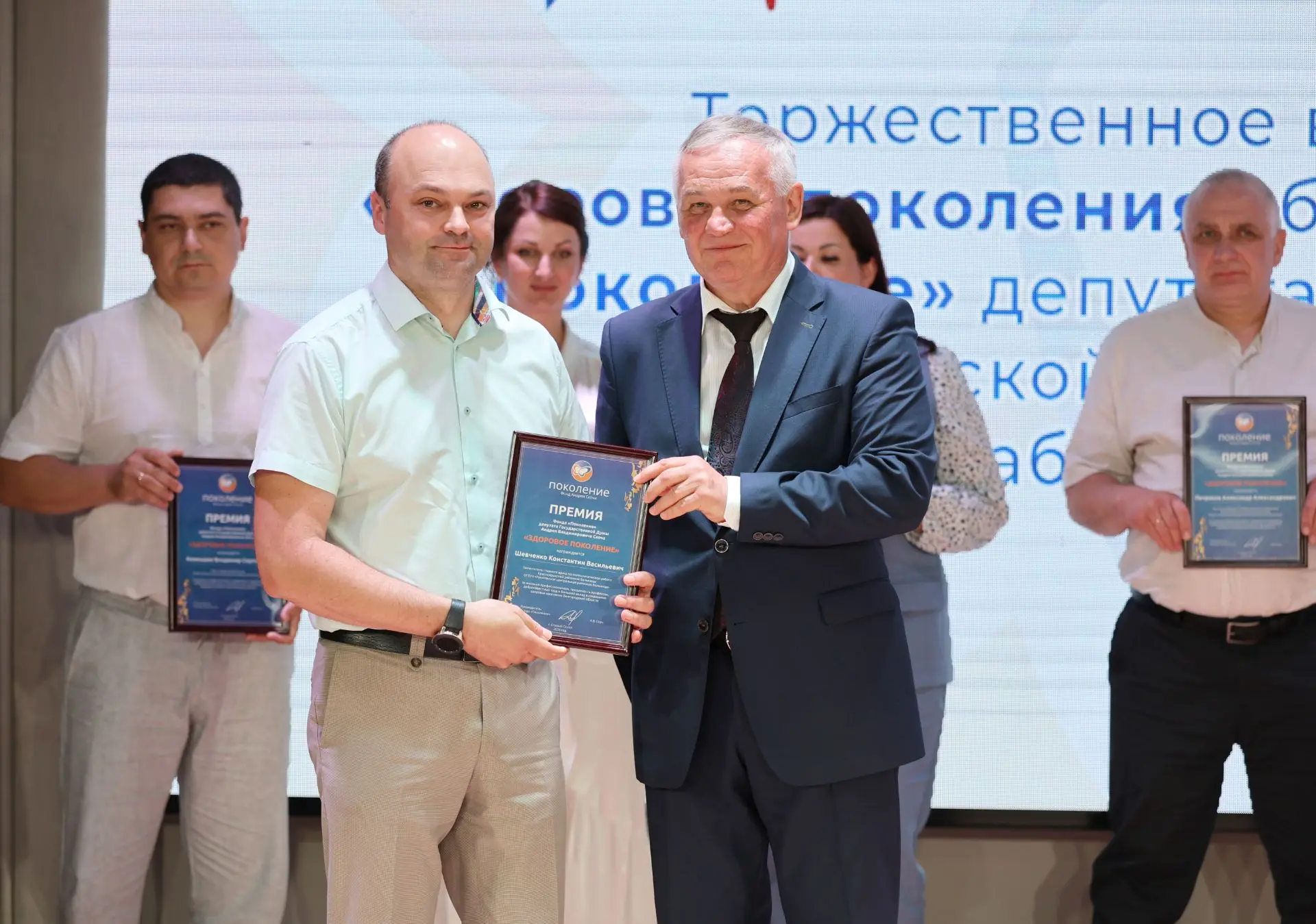 Руководитель Краснояружской больницы Константин Шевченко и рентгенолаборант поликлинического отделен