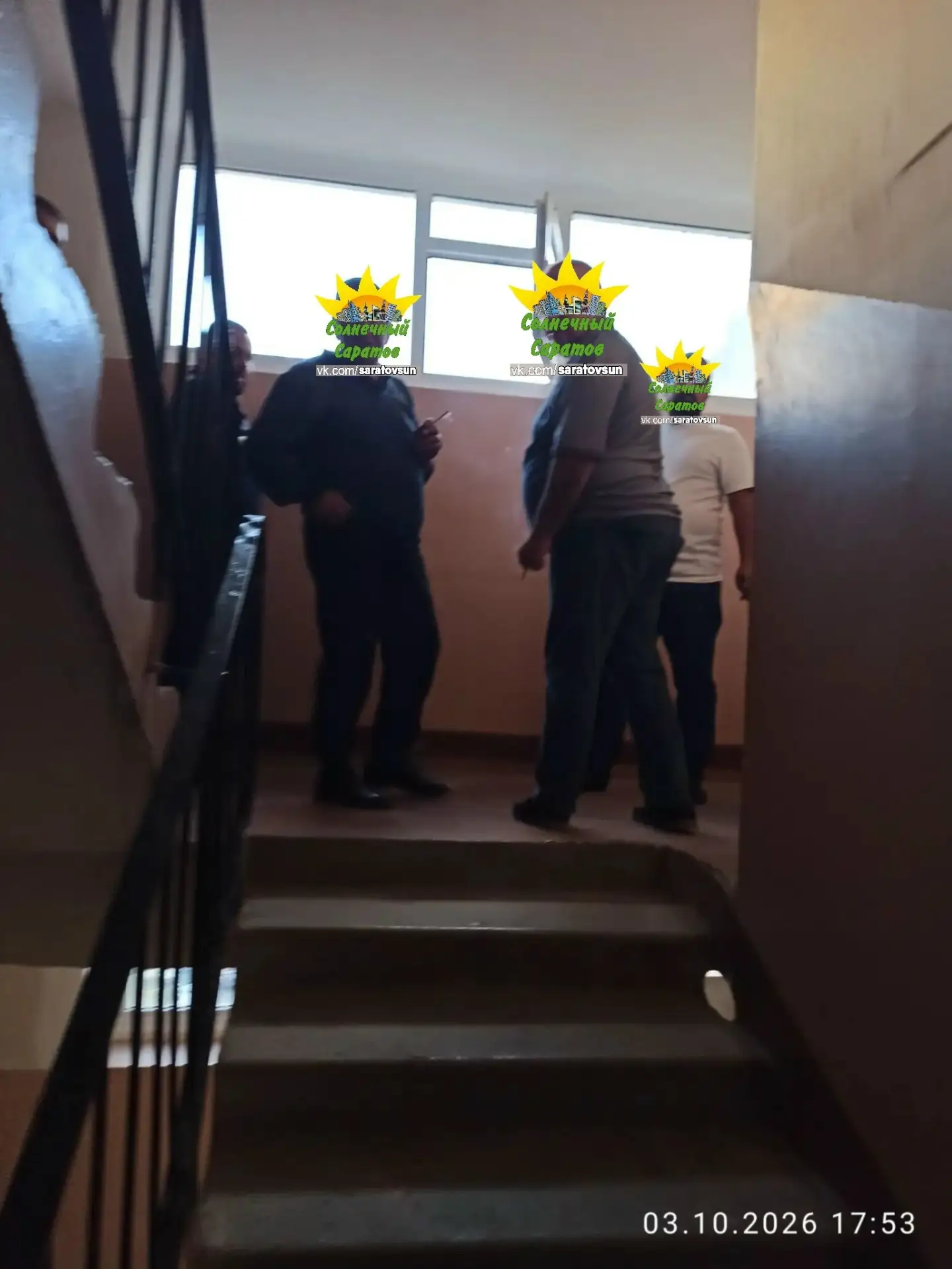 На Уфимцева, 2 поселились новые соседи со своими правилами и устроили курилку на лестни...