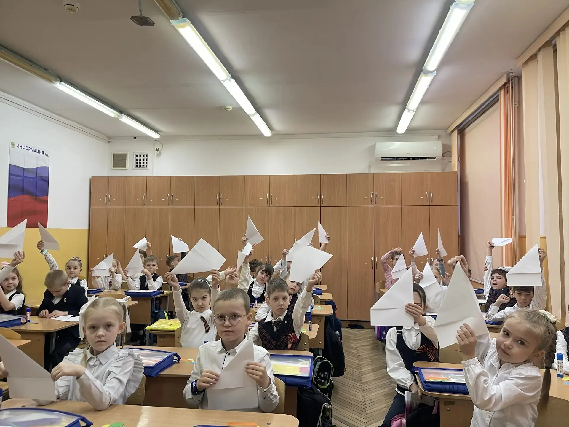 🇷🇺 В преддверии 9 Мая активисты Движения Первых подарили младшим школьникам праздничное настроение  