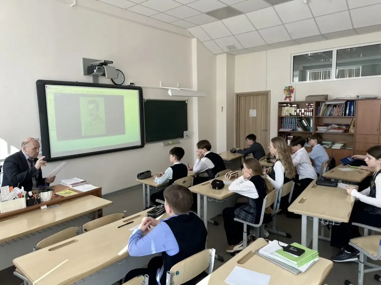 🎓 Интеллектуальная подготовка к «Зарнице»!  Ученики 5-6 классов гимназии активно готовятся к военно-