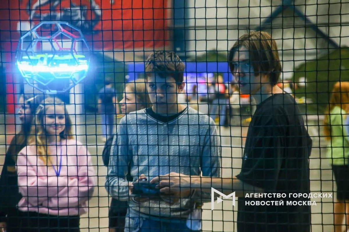 Соревнования дронболов и битва роботов в полетном ангаре Федерального центра беспилотны...
