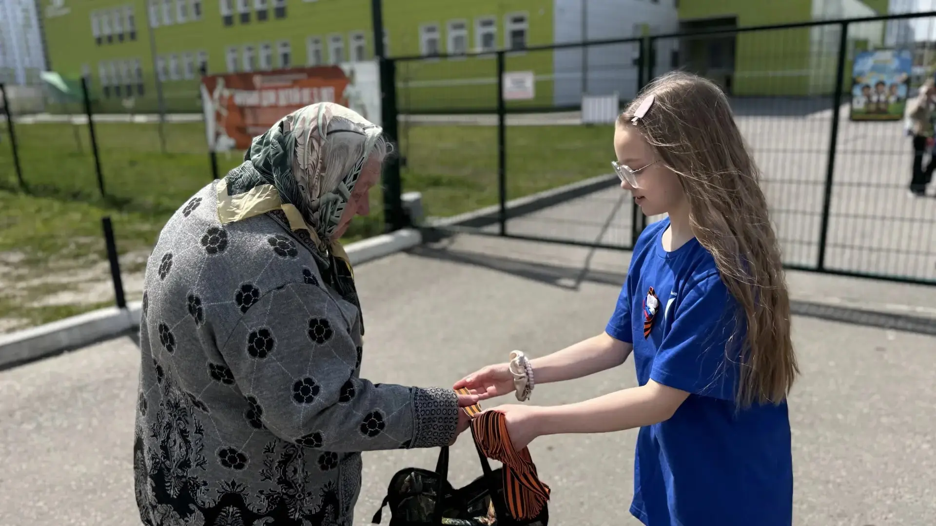 ⭐ ПЕРВЫЕ нашей школы провели акцию «Георгиевская лента» для жителей микрорайона Арбековская застава!