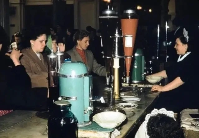 Томатный сок с солью в кафетерии гастронома. СССР. 1970-е.