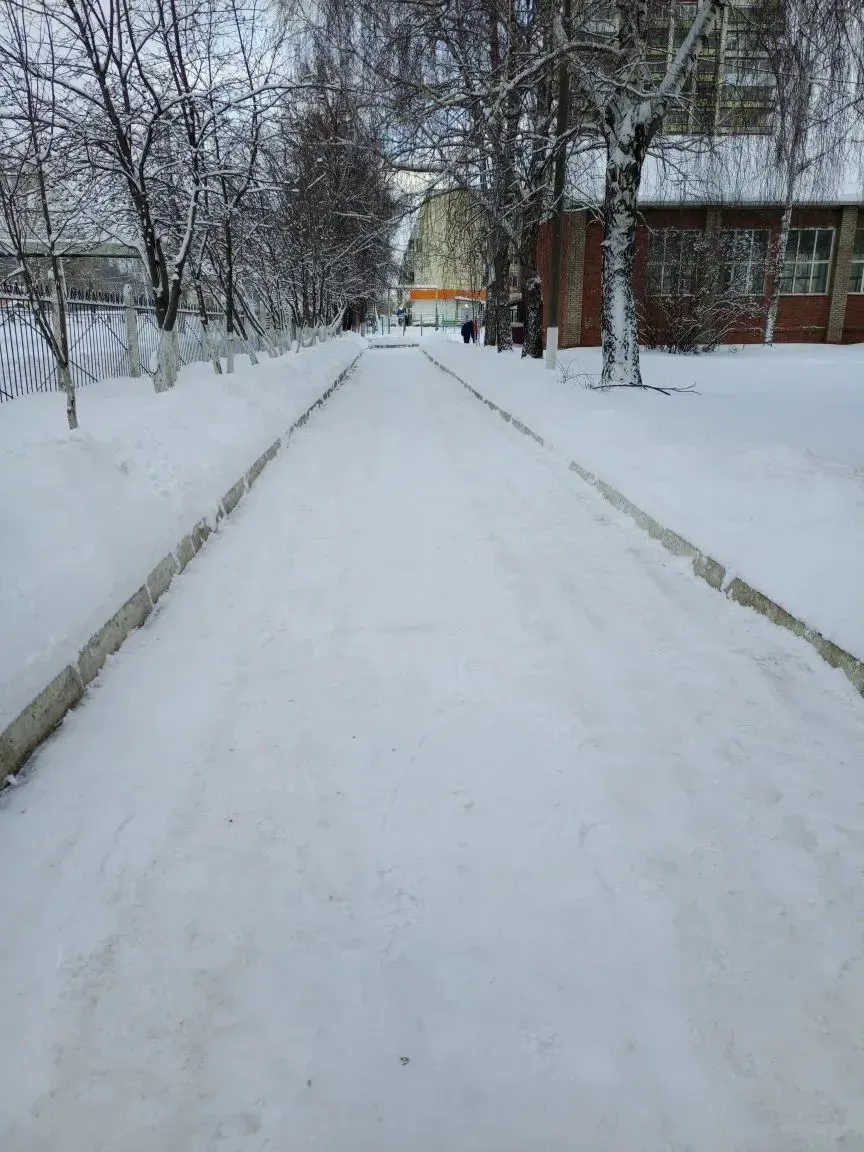🌨️❄️ Уборка снега в нашем Лицее! ❄️🌨️  После сильного снегопада наша территория оказалась под толсты