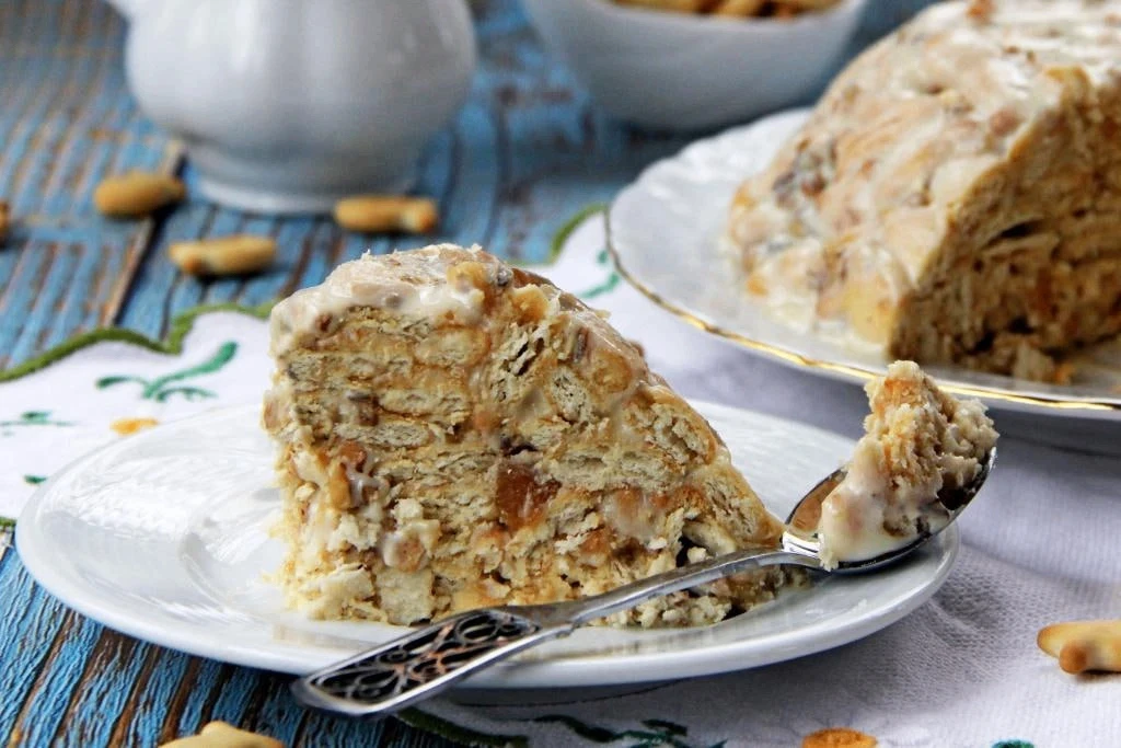 Торт из печенья "Рыбки" со сгущёнкой
