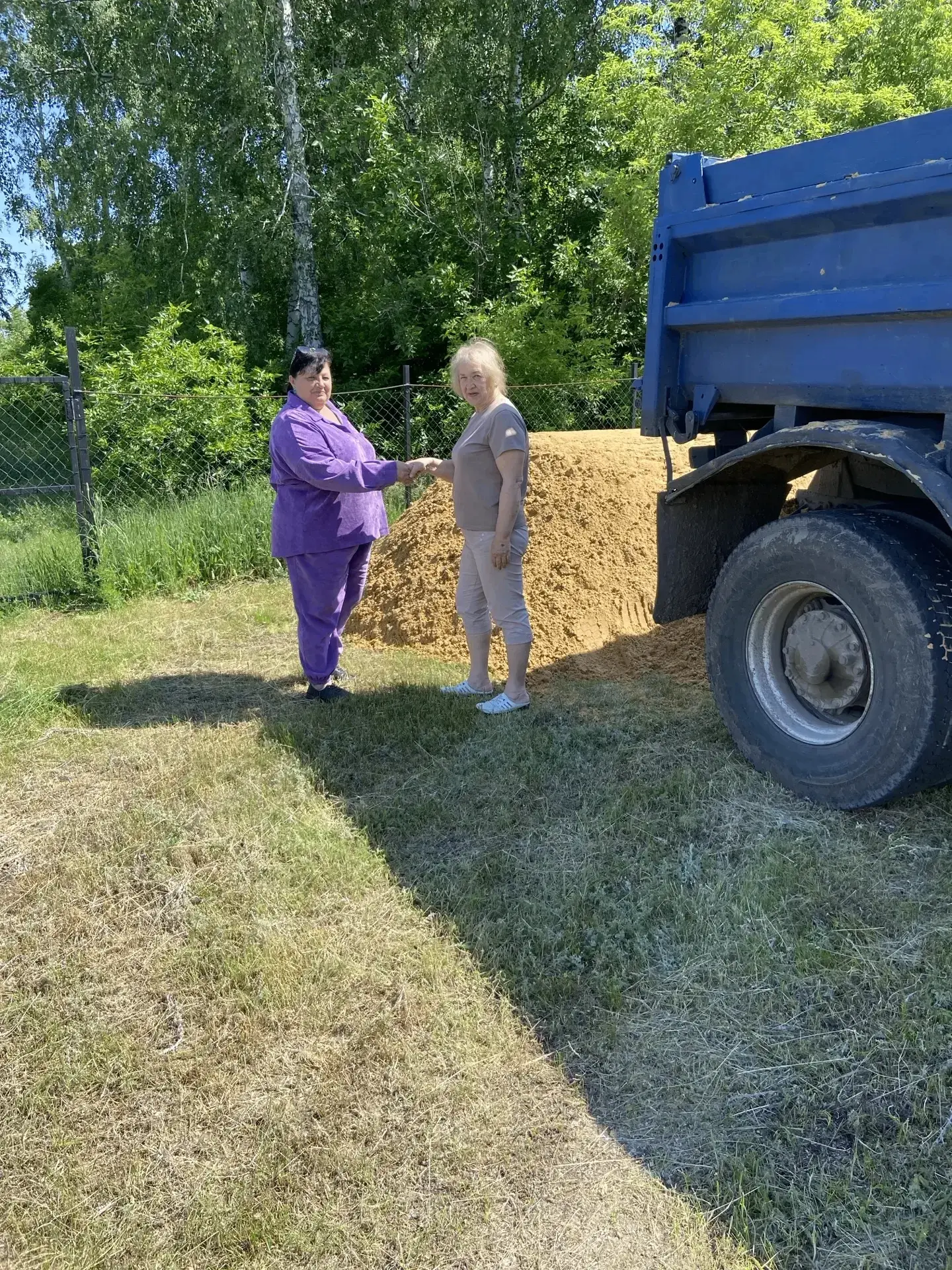 В структурное подразделение Подгоренской школы № 2 в хуторе Красюковском завезли 10 т песка. Его при