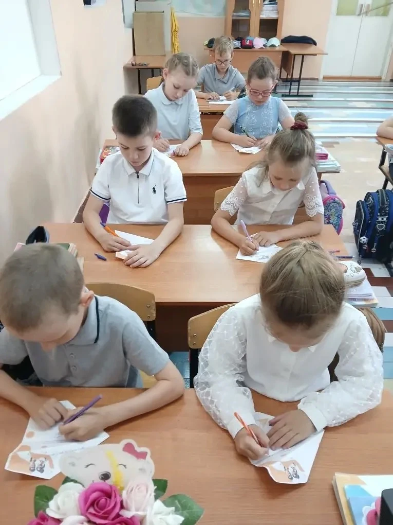 «Самолетик Будущего» — добрая традиция, когда самые юные ученики школы, первоклассники, передают нап