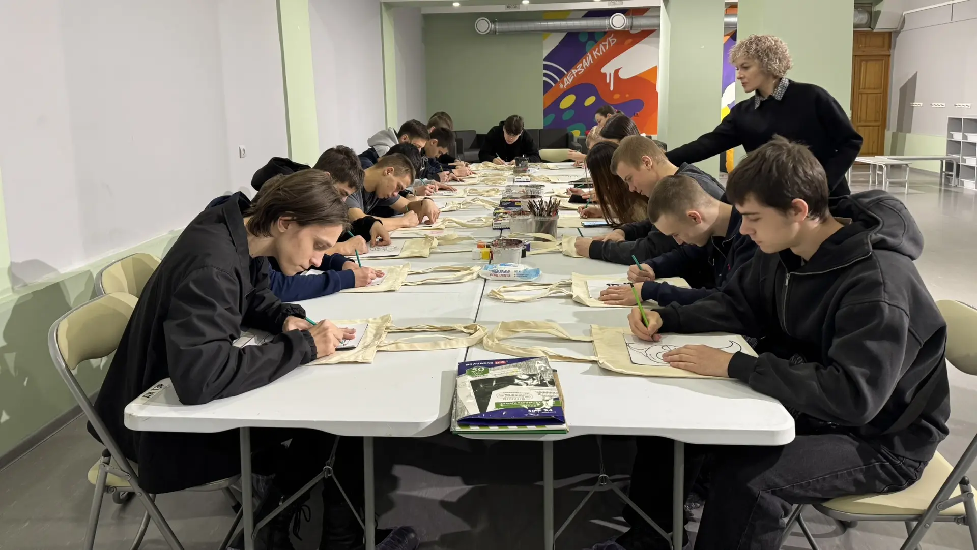 В игровом пространстве Дворца культуры «Дерзай Клуб» прошел мастер-класс по росписи сум...