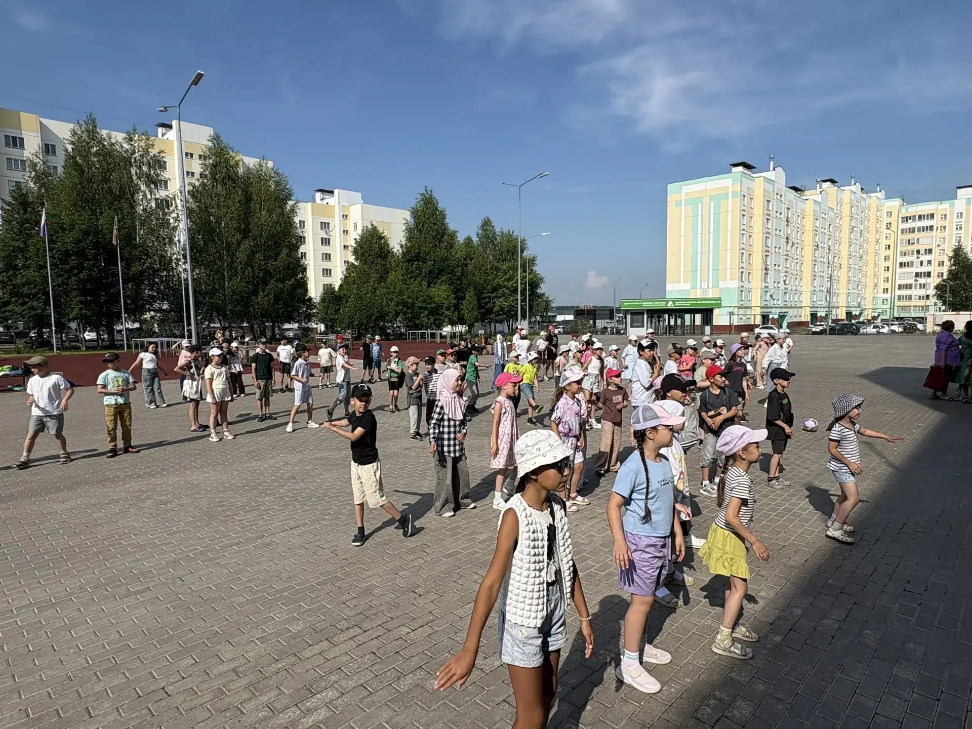 Антинаркотический флешмоб в пришкольном лагере.
Все дружно приняли участие во флешмобе "Будь здоров!