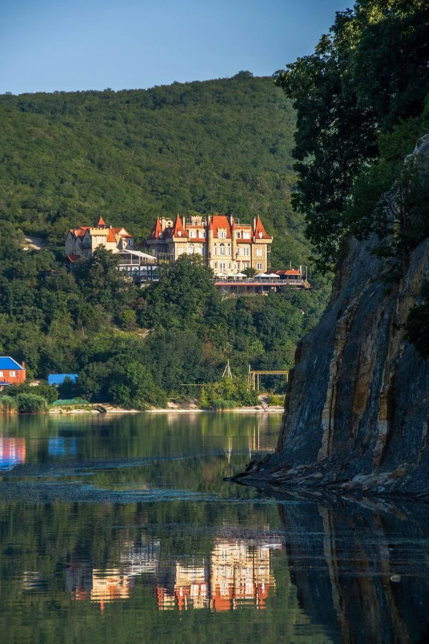 Абрау-Дюрсо 🌿  зелёный рай тишины и спокойствия, особенно ощущаемый рано утром🌅 Место...