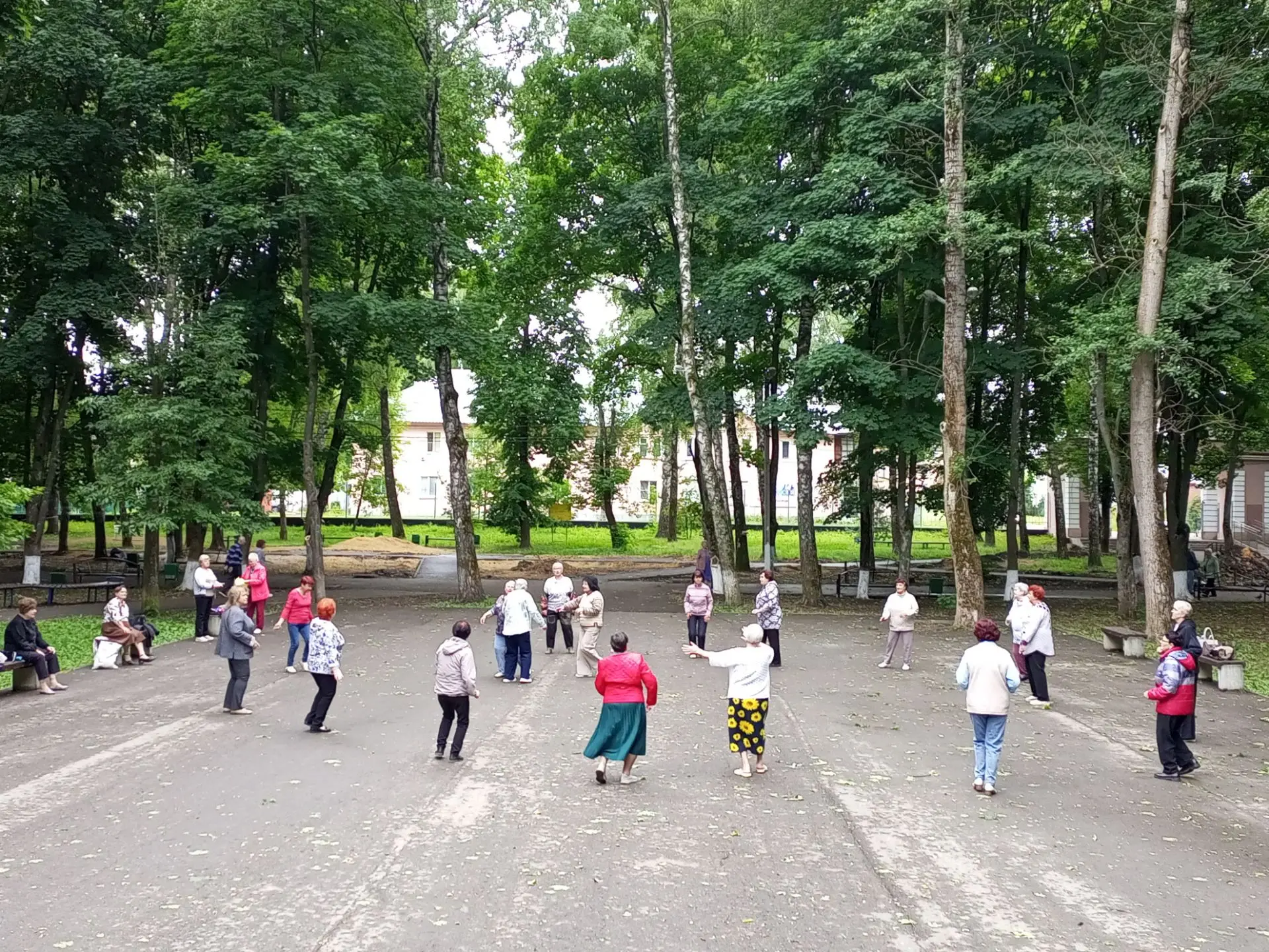Сегодня, не смотря на пасмурную погоду, в Парке Машиностроителей было по-настоящему жар...