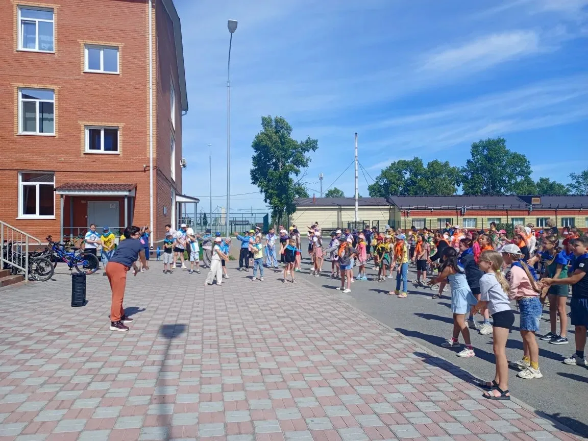 В пришкольном лагере сегодня было жарко!

День выдался супернасыщенным: спорт, творчество, забота о 