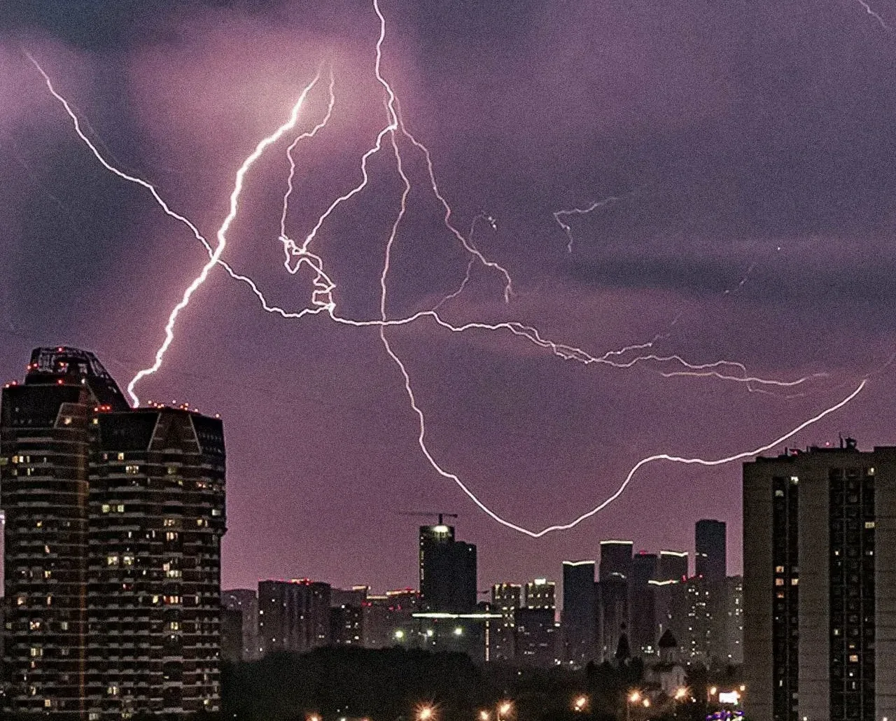 ⚡️Москву через пару часов накроет мощный шторм

МЧС выпустило экстренное предупреждение: до утра в с