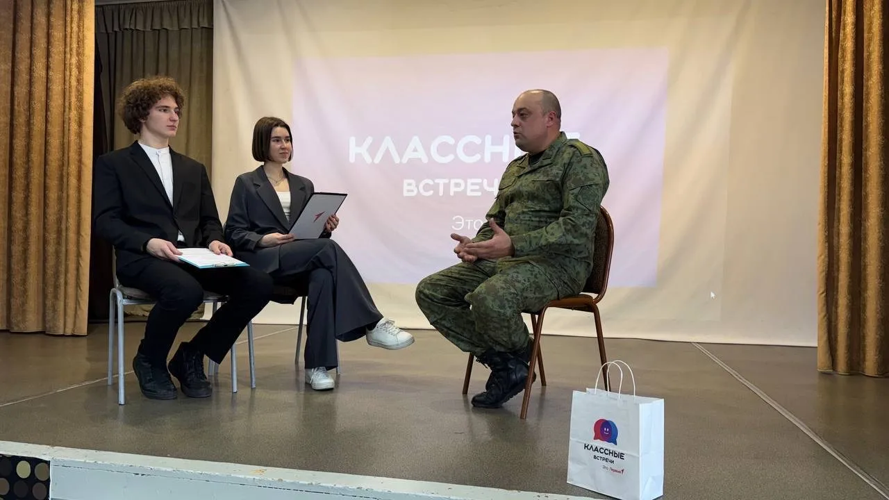 Активисты школы , ученики 10 класса Тихонов Максим и Сорокина Софья, провели «Классную встречу» с де