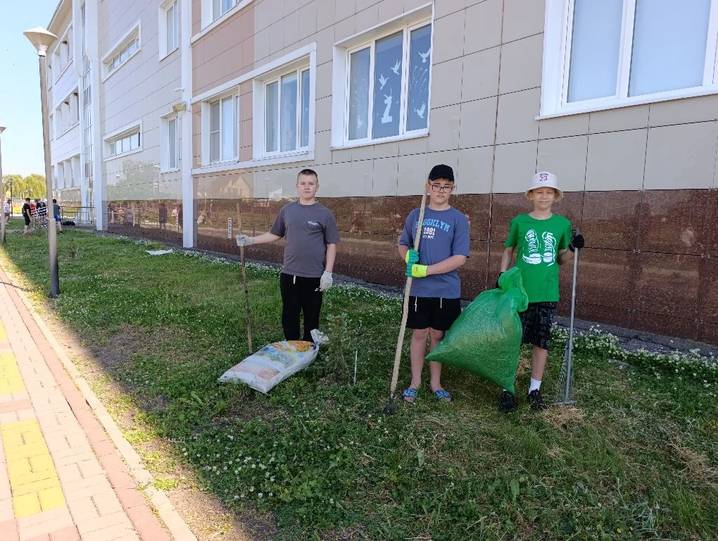 В пятницу, 22 мая, в Татановской школе прошёл общешкольный субботник. 🧹🍃  На календаре — май, а это 