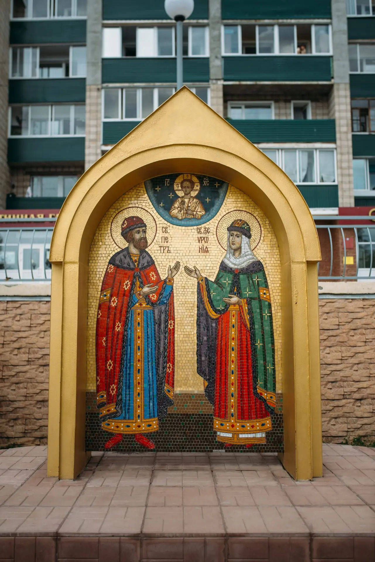 Фоторепортаж с молебна благоверным Петру и Февронии Муромским, который прошел вчера в С...