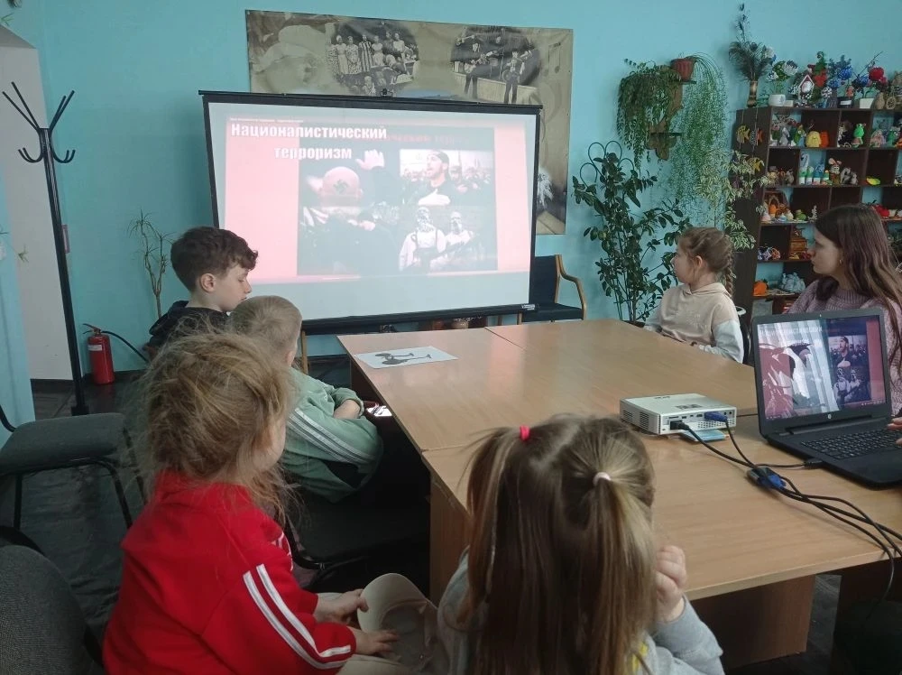 Урок мира «Что делать, если» 

Библиотекарь Яблоновской библиотеки совместно с ребятами разобрали ке
