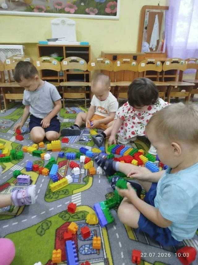 Малыши на цыпочках идут,