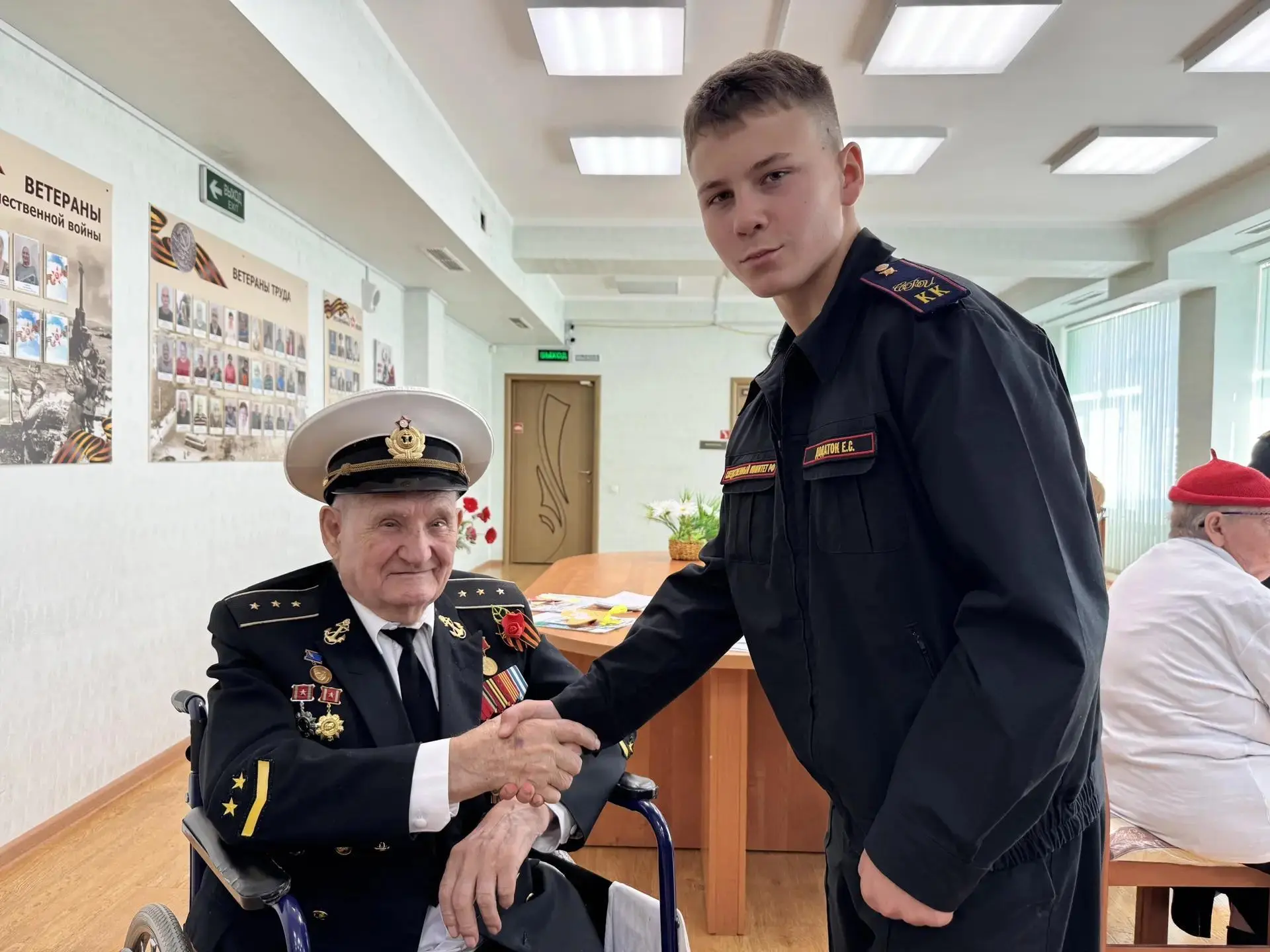 Севастопольские кадеты СК России поздравили ветеранов и представителей старшего поколен...