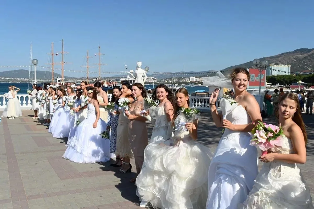 👰‍♂️ В день 195-летия Геленджика на Центральной площади пройдёт праздничный «Флешмоб невест».

Деся