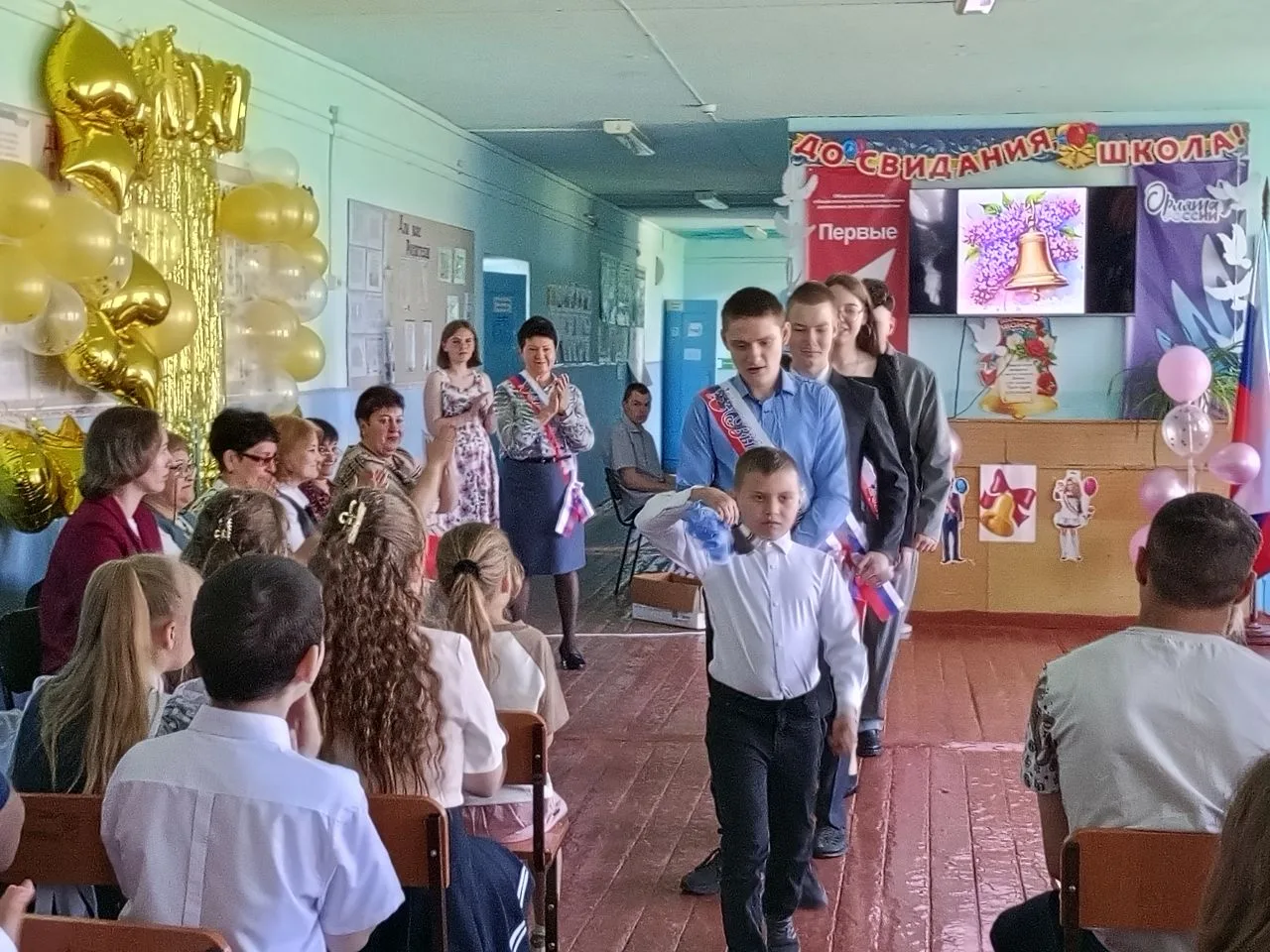 Сегодня в нашей школе торжественный, радостный и немного грустный день. Сегодня прозвен...