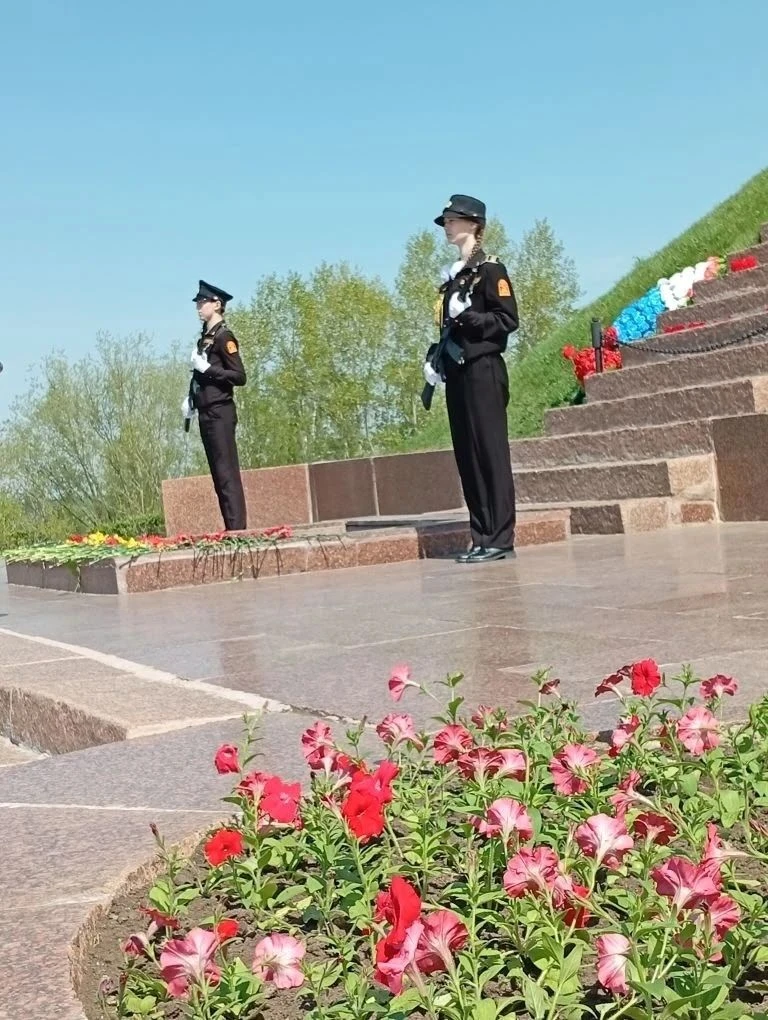🇷🇺Чебоксарские школьники — в почётном карауле у Знамени Победы   В преддверии 81-й годовщины Великой