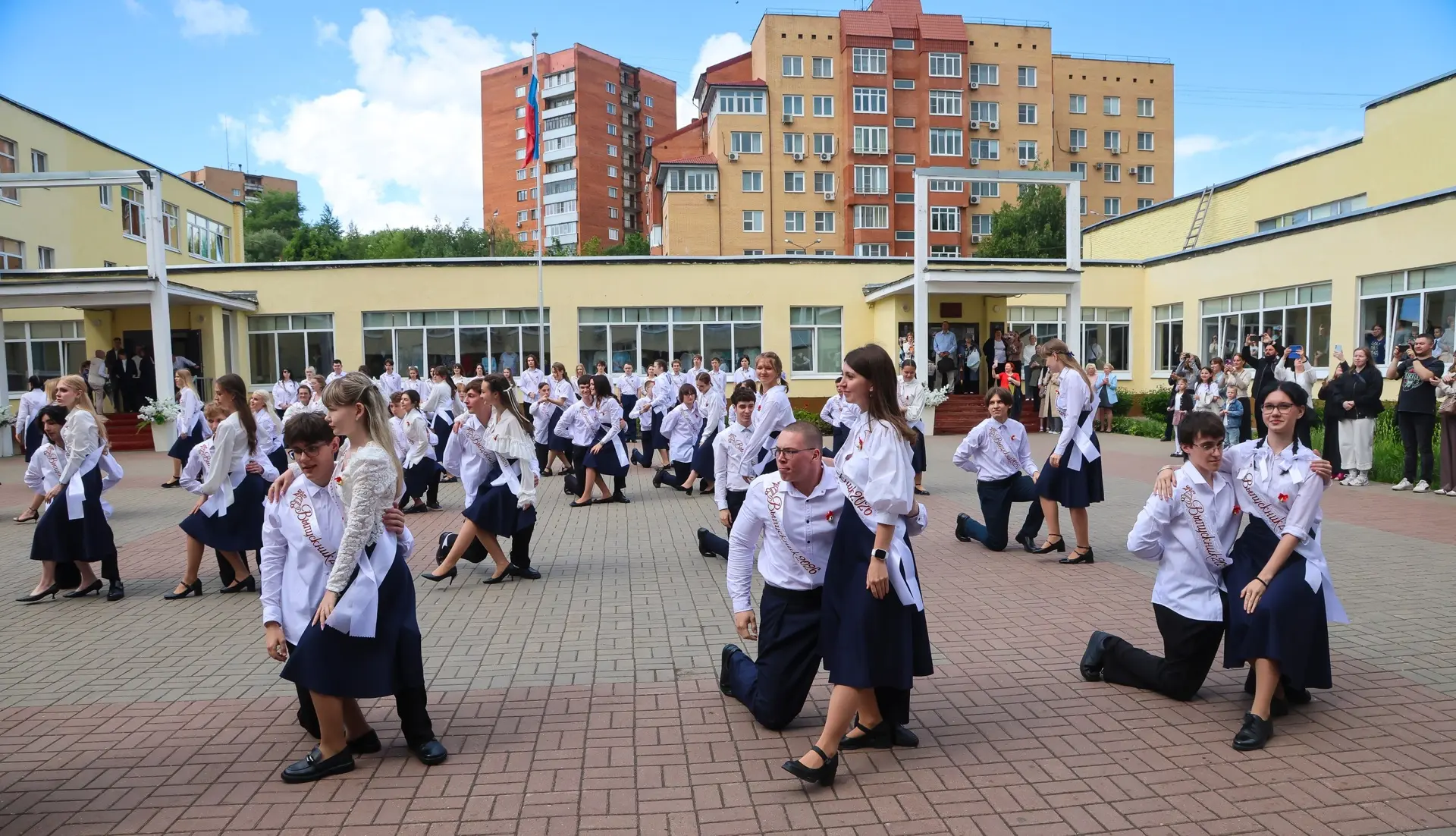 🤍Чтобы вы не пропустили ни одной новости с последнего звонка, мы собрали самое важное ...