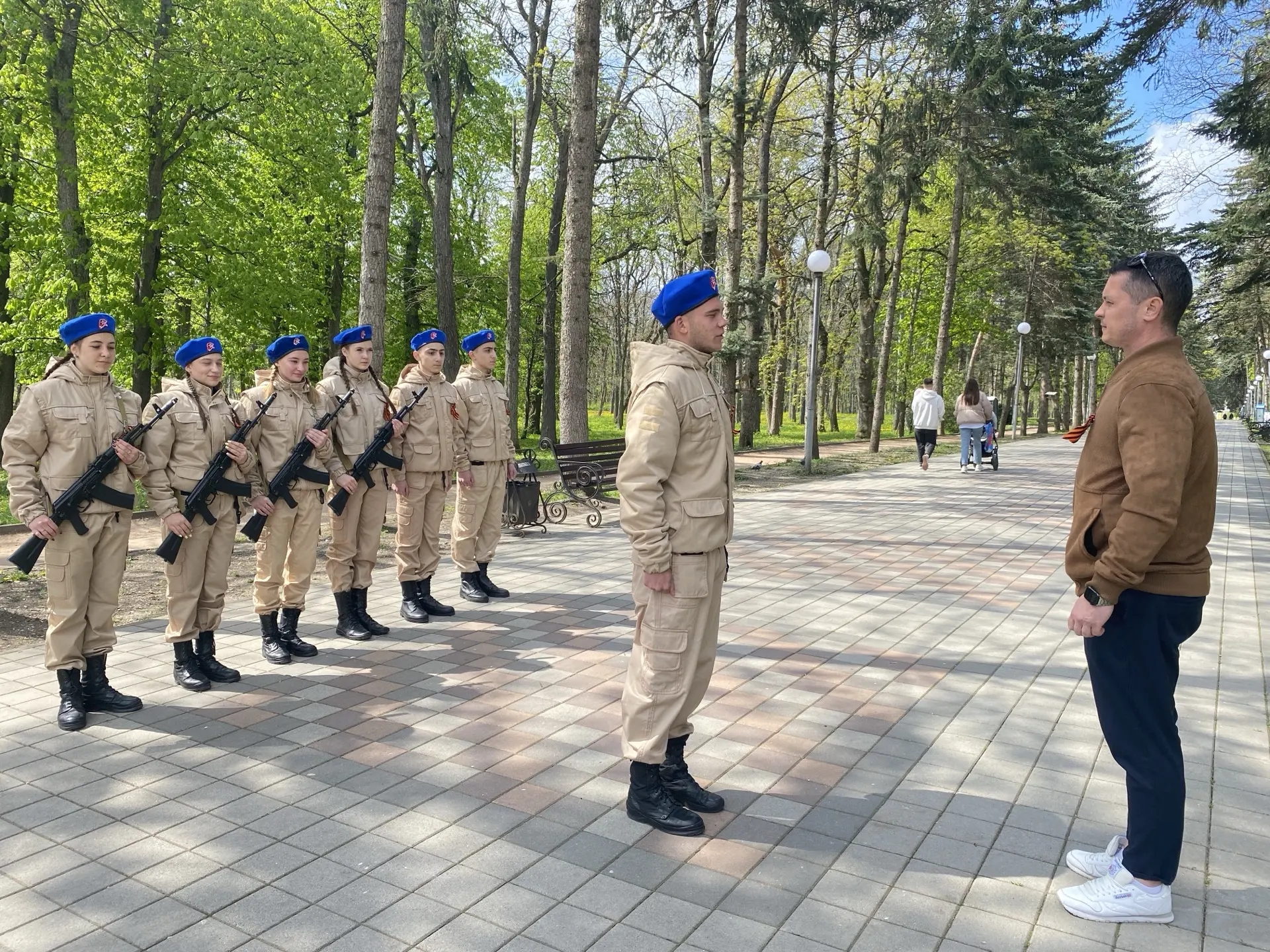 📢 Пост №1: Вахта Памяти в руках юных  Сегодня учащиеся нашей школы с гордостью и трепетом заступили 