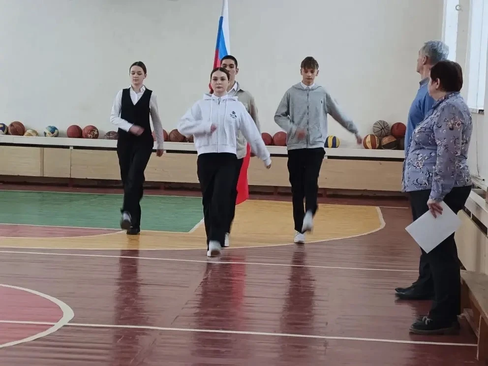 🇷🇺Новая учебная неделя в школе началась с поднятия флага и исполнения гимна.  🏀Грамотами и медалями 