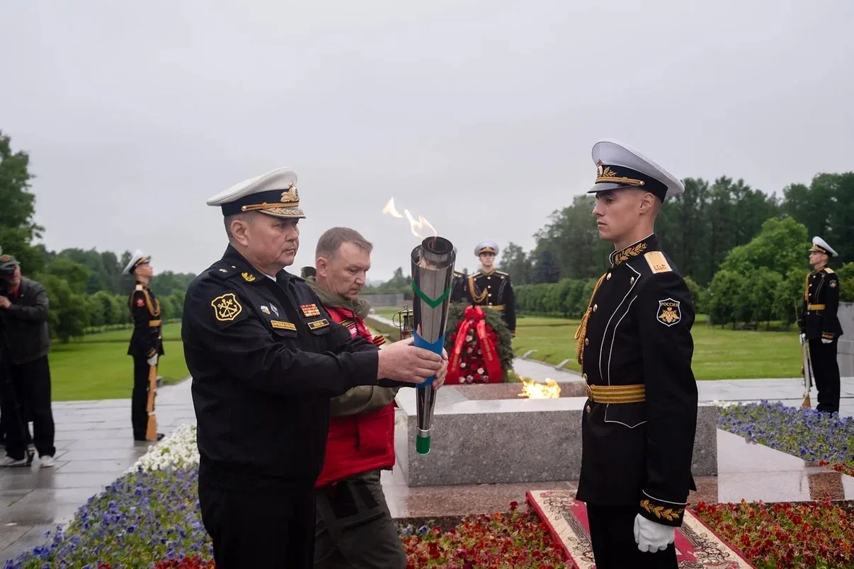 На Пискаревском мемориальном кладбище прошла акция «Огонь Памяти», приуроченная ко Дню памяти и скор
