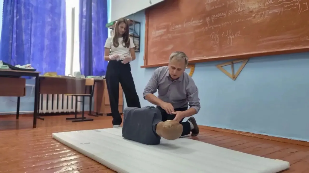 Учащиеся 8 «А» класса приняли участие в акции «Знаю — помогаю», посвящённой миру оказан...