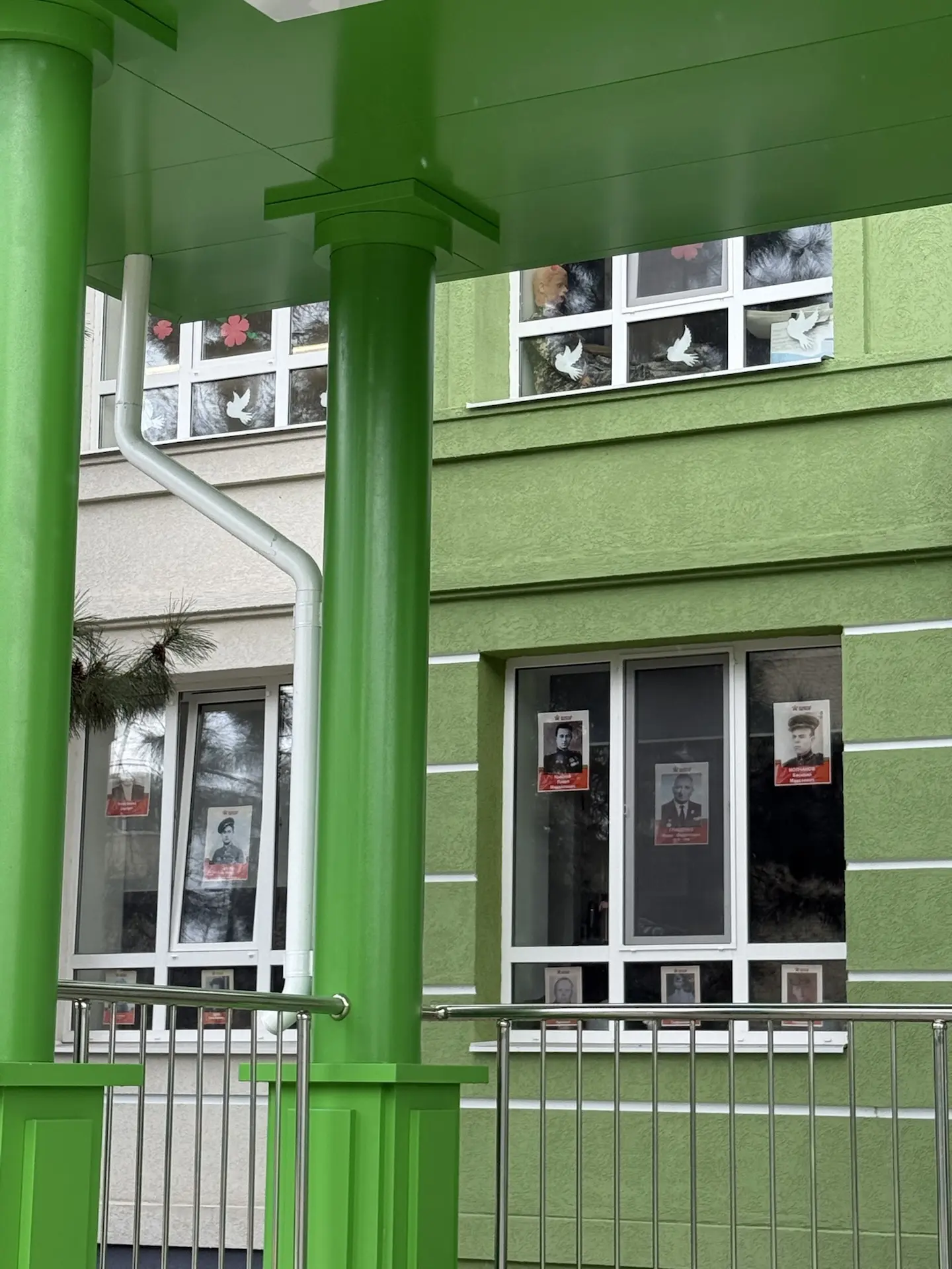 🕊️ Окна Победы: память о героях оживает в нашей школе    Ученики гимназии вырезали фигуры, украсили 