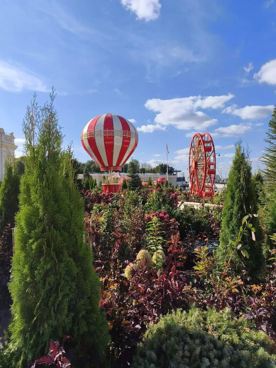 Вот такая яркая площадка у арки главного входа в Парк Горького. Красота! 😍