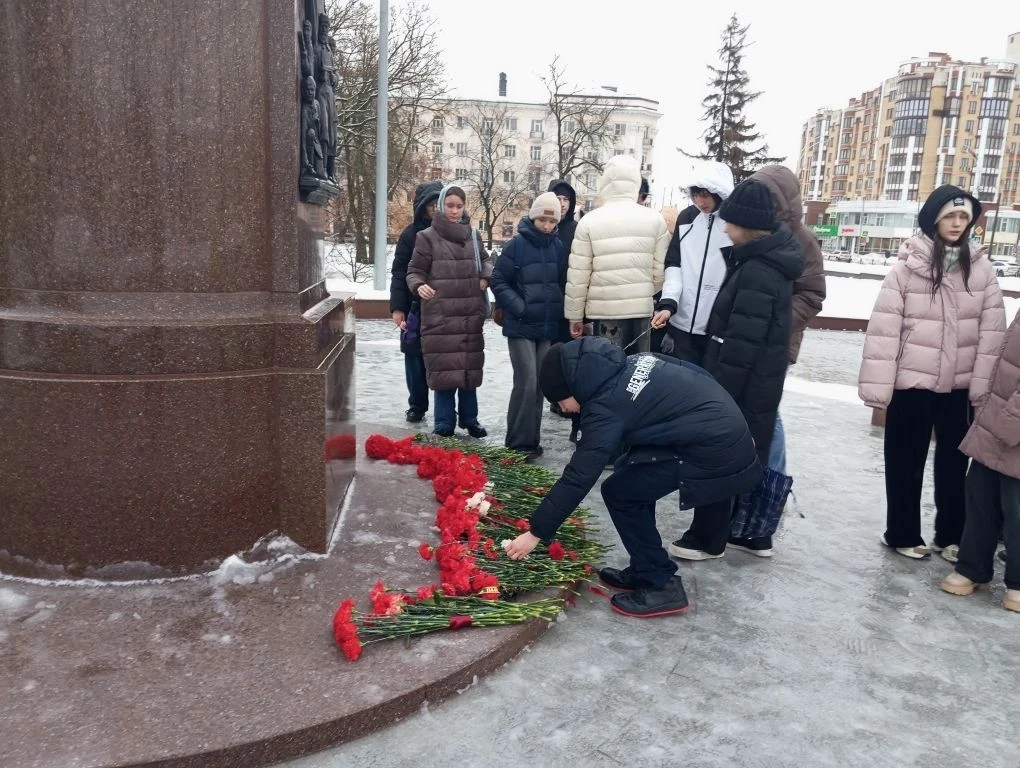 🕯️ В День тамбовских героев учащиеся нашего лицея возложили цветы к памятнику Зое Космодемьянской. З