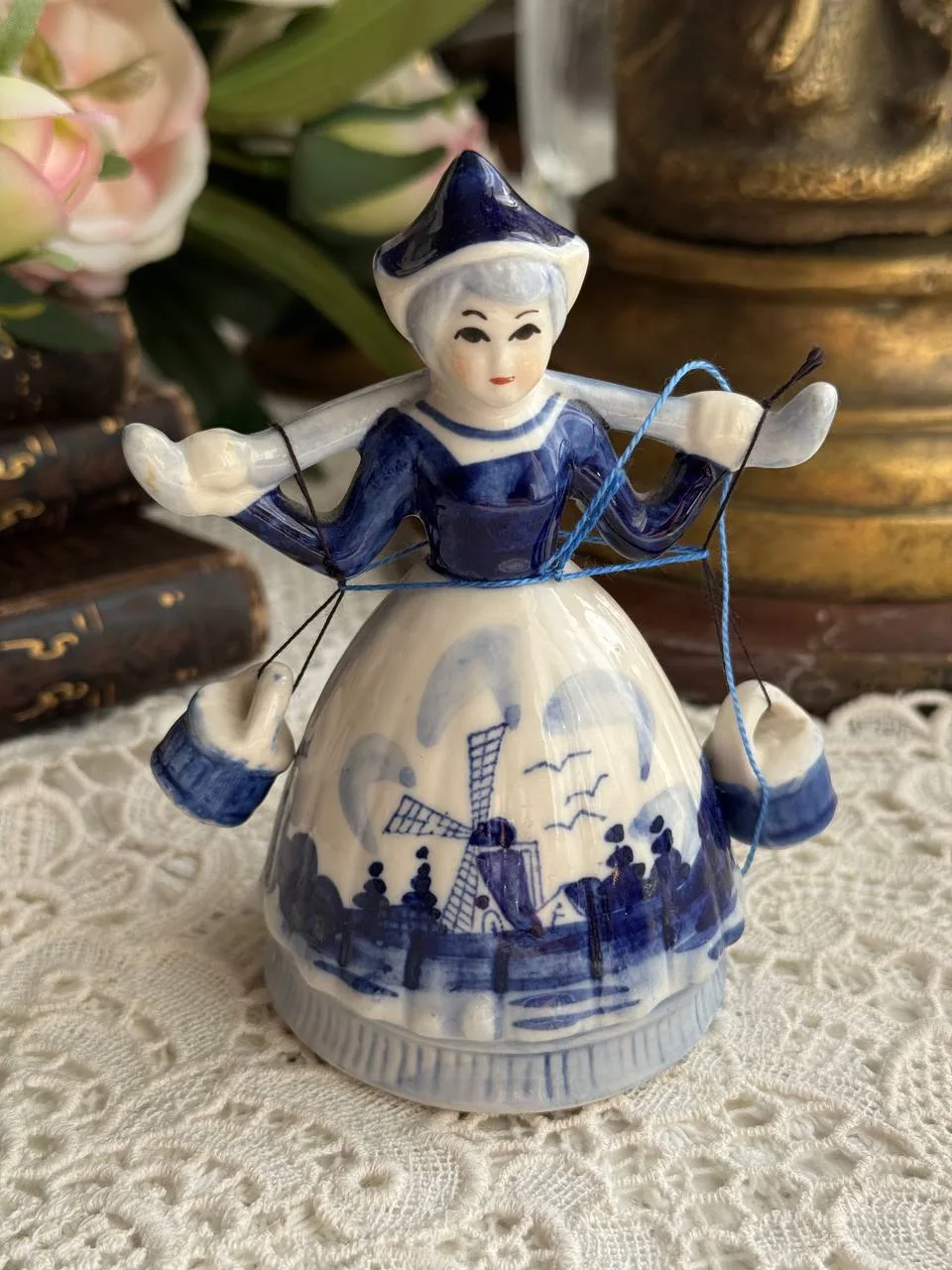 Статуэтка девушки с коромыслом, Delft, Голландия.