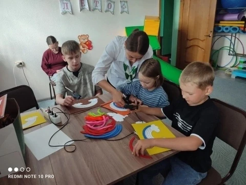 В службе оказания социальных услуг состоялся творческий мастер-класс «Радуга из фетра»