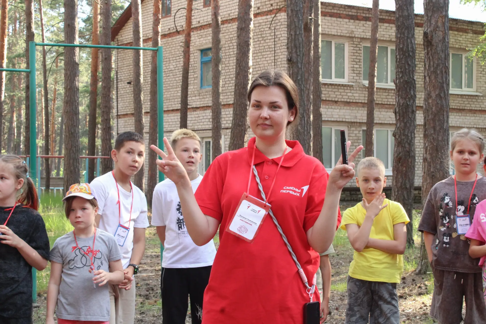Этим 256 мальчишкам и девчонкам вдвойне повезло. Во-первых, они граждане самой большой и сильной стр