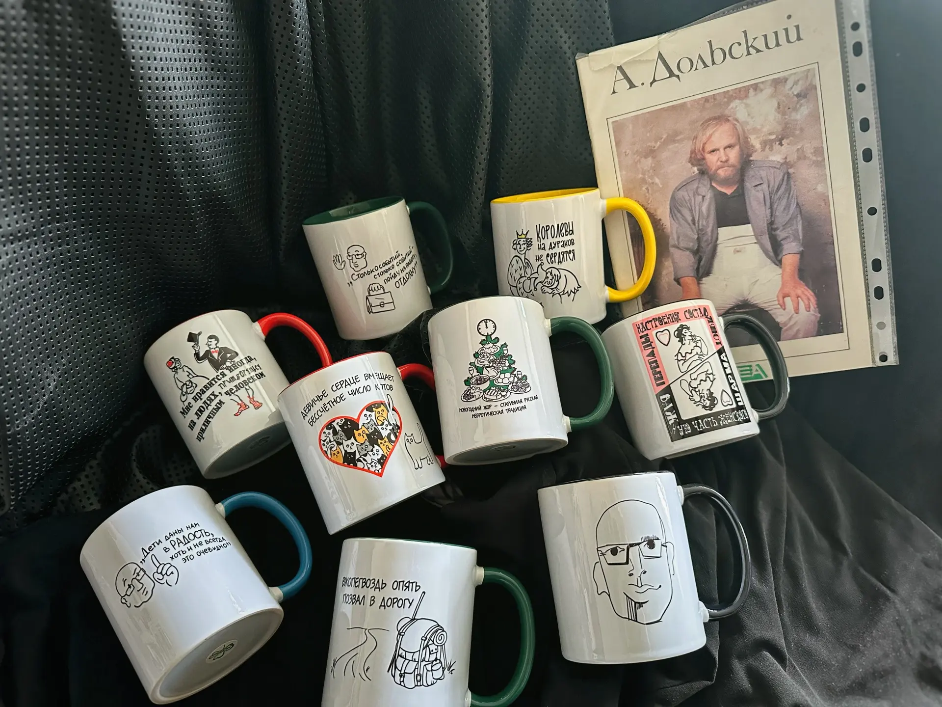 ❤️‍🔥 А вот этот весь набор, включая книгу Александра Дольского, едет к одному человеку. 
Идём упако
