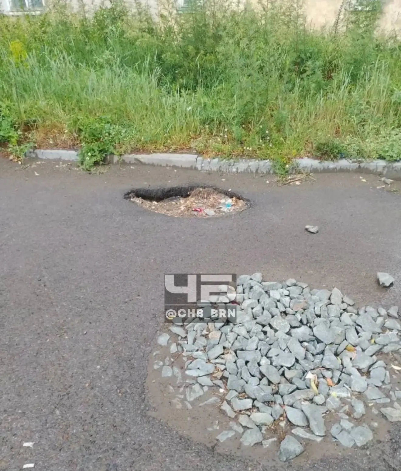 Дороги во дворах Барнаула местами в ужасном состоянии. Ямы, колеи — ни проехать, ни пройти. Ждём рем