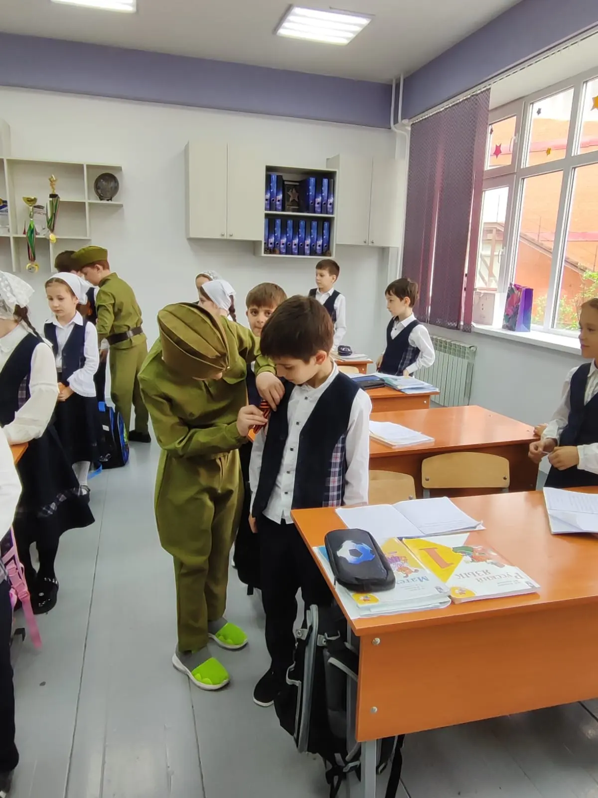 *МБОУ СОШ "Гимназия №14"* провела *акцию "Георгиевская ленточка".* Это патриотическое м...